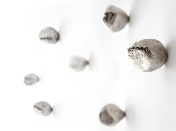 Appendiabiti Pepite in fusione di ottone finitura cromo di Minotti Italia