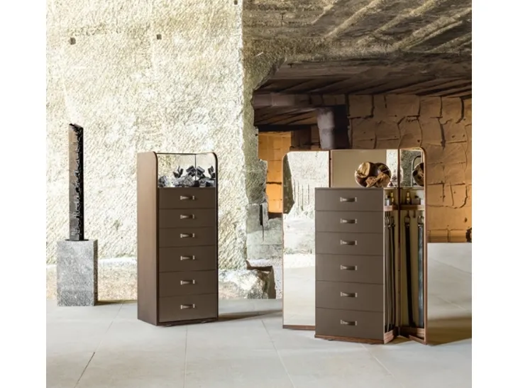 Cassettiera Giano in rovere termotrattato con cassetti rivestiti in cuoio di Alivar