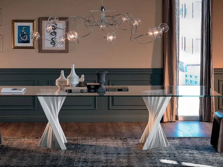 Tavolo con base in marmo bianco e piano in cristallo Plisset di Cattelan Italia