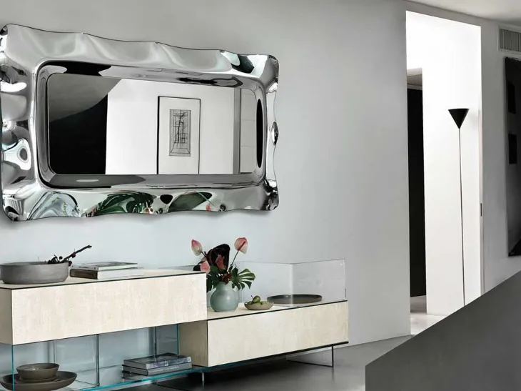 Specchio Dorian con cornice in vetro fuso retroargentato di Fiam