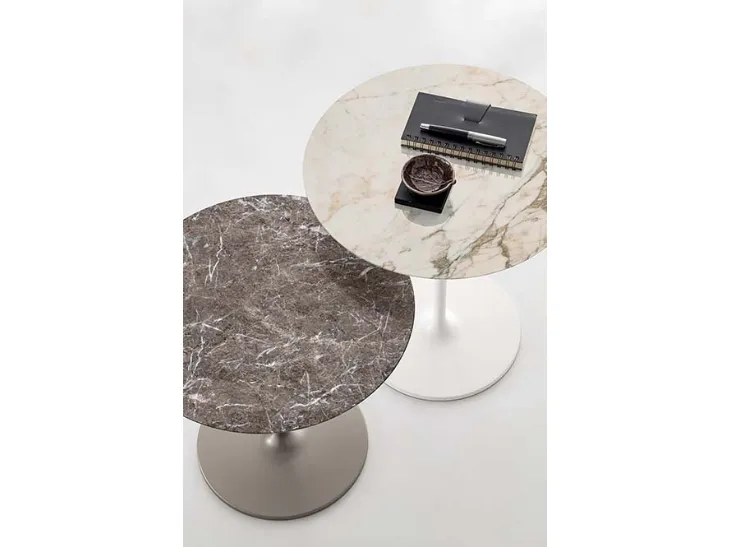 Tavolino rotondo Glow con top in marmo di Alivar