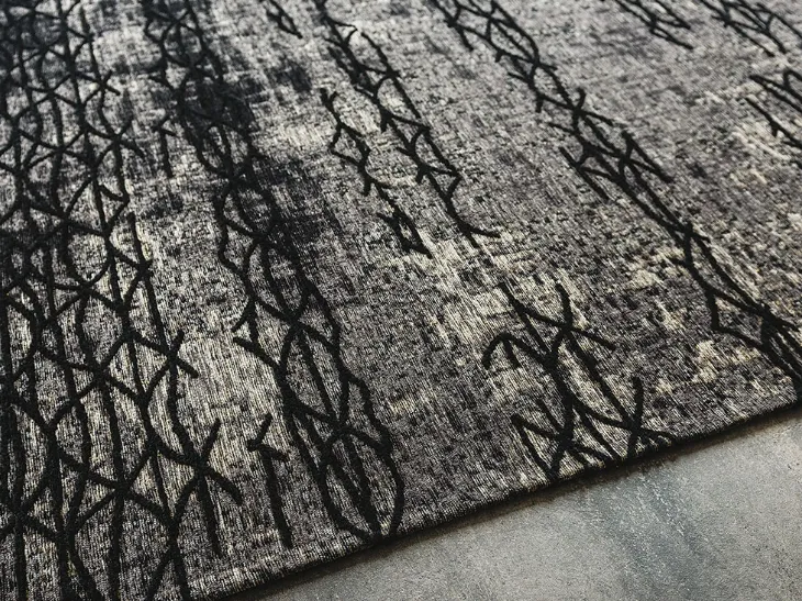 Tappeto Mumbai grigio e nero tessuto in cotone e ciniglia a rilievo di Cattelan Italia