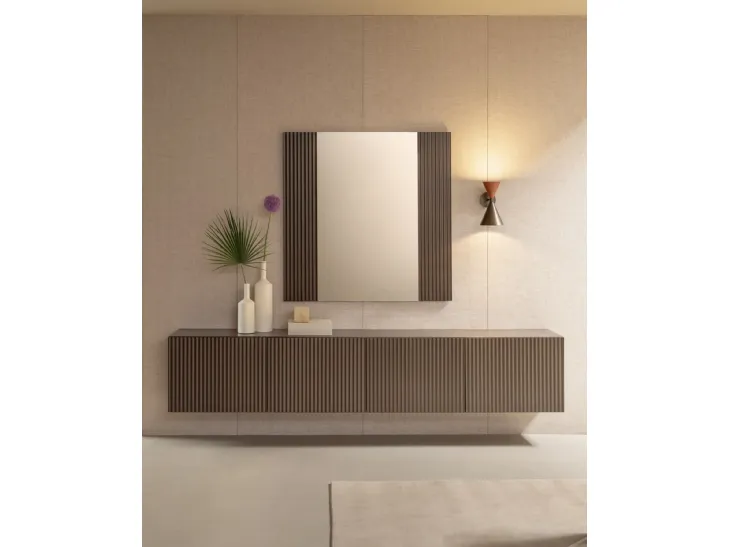 Specchio Onda con cornice in legno cannettato di Riflessi