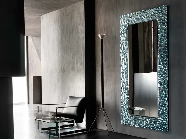 Specchio tondo Venus con cornice in vetro fuso con decoro artistico in rilievo di Fiam