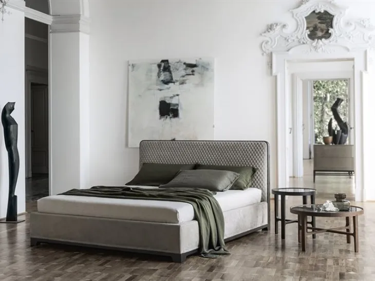 Letto in tessuto con testiera imbottita Bali di Alivar