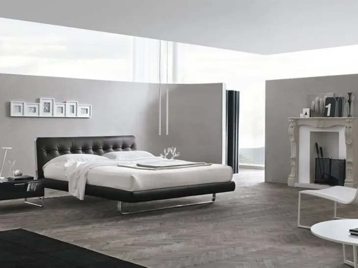 Letto matrimoniale in pelle con testiera effetto matelassé Blade di Alivar