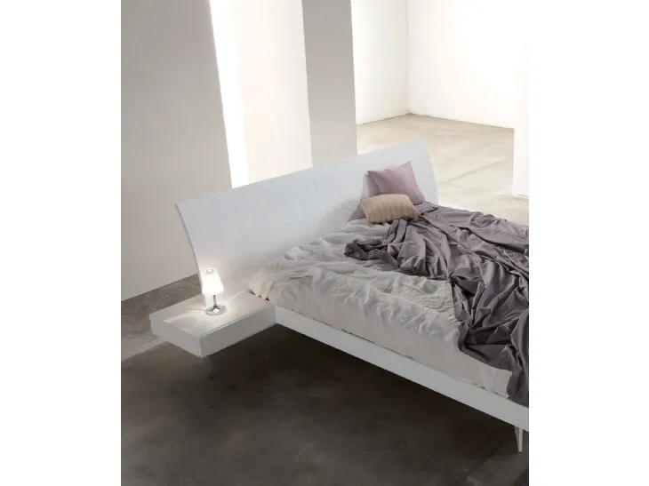 Letto in laccato bianco opaco con incisione floreale My Love 01 di Voltan