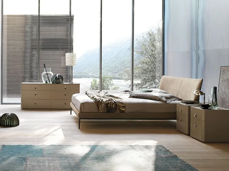 Letto con piedi in alluminio e imbottitura in tessuto Maya di Alivar