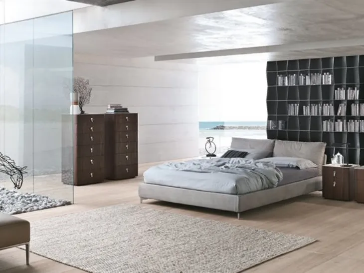 Letto in tessuto con giroletto su piedini in acciaio Oasi di Alivar