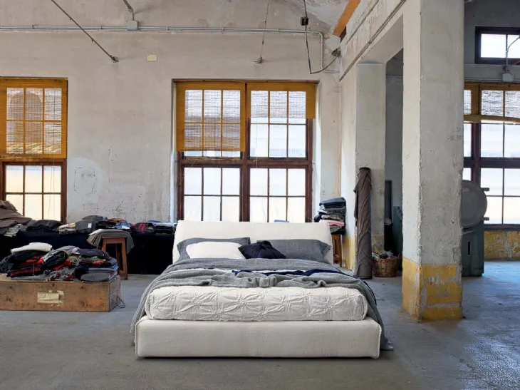 Letto con testiera rivestito in tessuto bianco imbottito Lux di Veneran