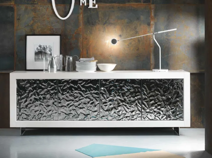 Madia Picasso P12 Mito in legno di Rovere tinto bianco con ante rivestite in acciaio martellato finitura argento di Riflessi