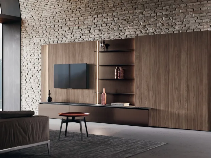 Parete Attrezzata in laccato effetto alluminio e top in gres con spalla in bilaminato legno Noce Lab di Binova