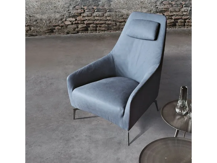 Poltroncina in pelle con cuciture a vista nei profili Carol di Alivar