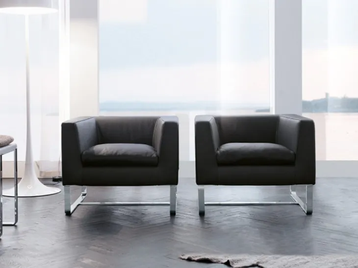 Poltroncina squadrata in tessuto con base in acciaio Club di Alivar