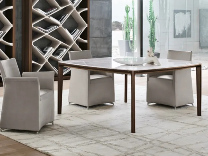 Poltroncina in pelle con braccioli inclinati per una seduta avvolgente Dhalia di Alivar