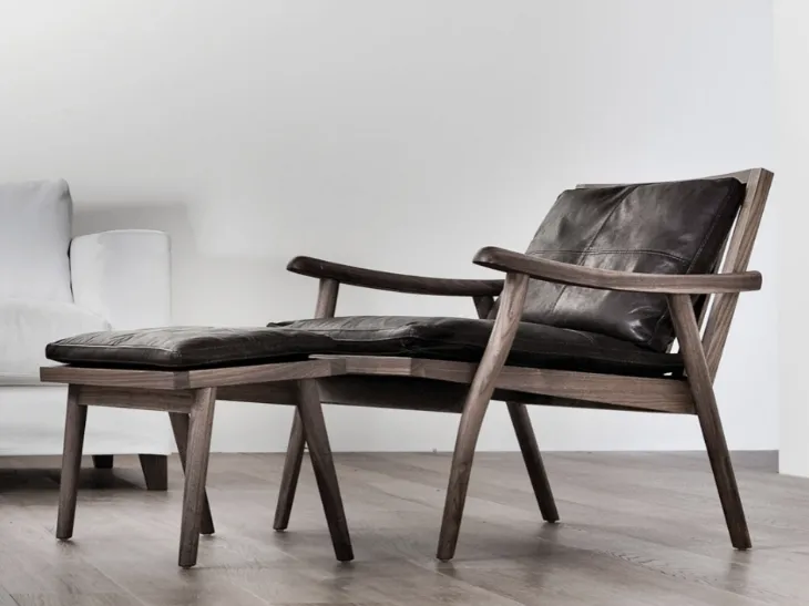 Poltroncina in pelle con struttura in legno noce Fast di Vibieffe