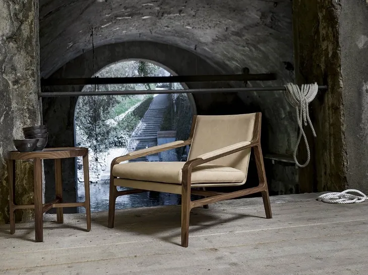 Poltroncina in legno con seduta e schienale in pelle Margot di Alivar