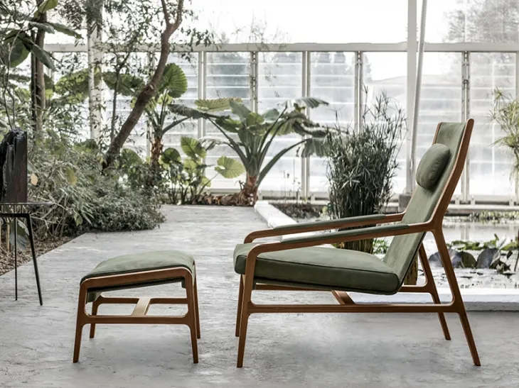 Poltroncina in pelle con struttura in Noce massello Margot Relax di Alivar