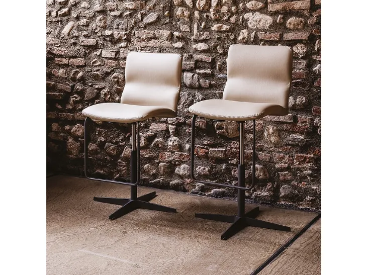Sgabello in acciaio verniciato con seduta in pelle Victor X di Cattelan Italia