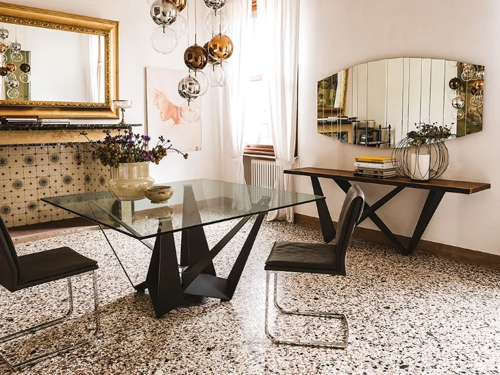 Tavolo quadrato con base in acciaio e piano in cristallo Skorpio di Cattelan Italia