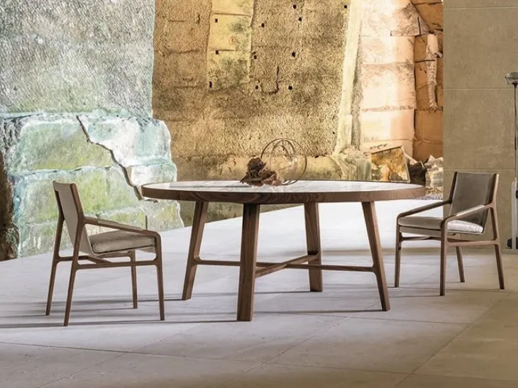 Tavolo circolare con base in legno e piano in marmo Compass di Alivar