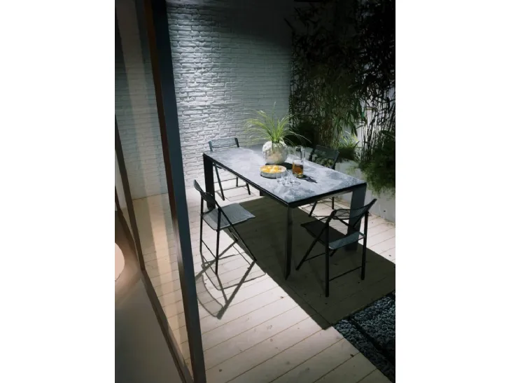 Tavolo rettangolare allungabile in ceramica con base in metallo Metrò di Ozzio