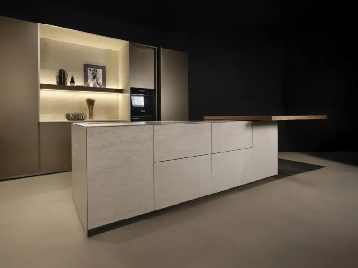 Cucina Design con isola Arena + Giza + Altea in laccato e ceramica di Maistri