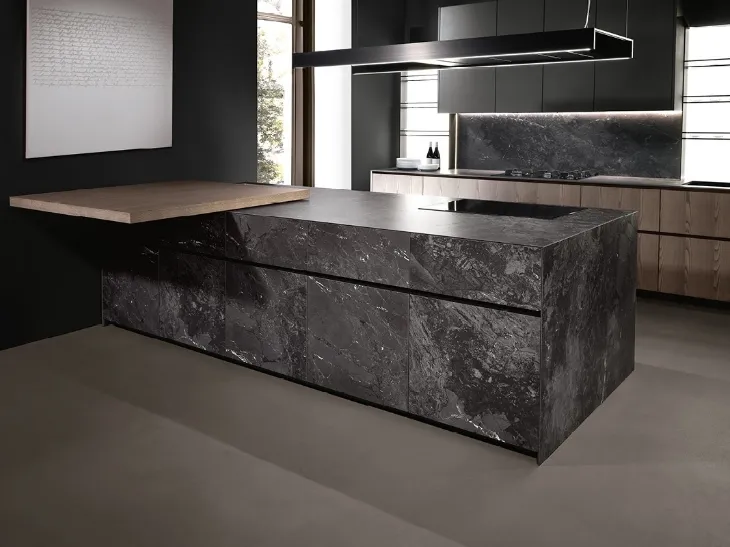 Cucina Design con penisola Giza in legno e ceramica di Maistri
