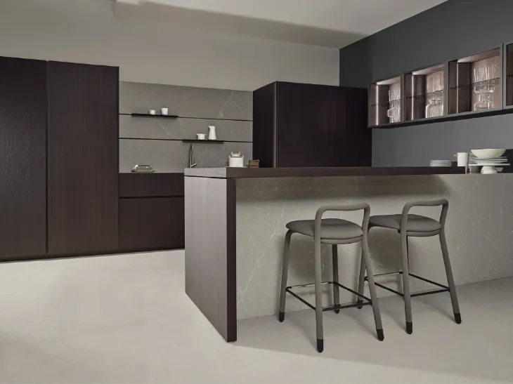 Cucina Design con penisola Giza in legno e ceramica di Maistri