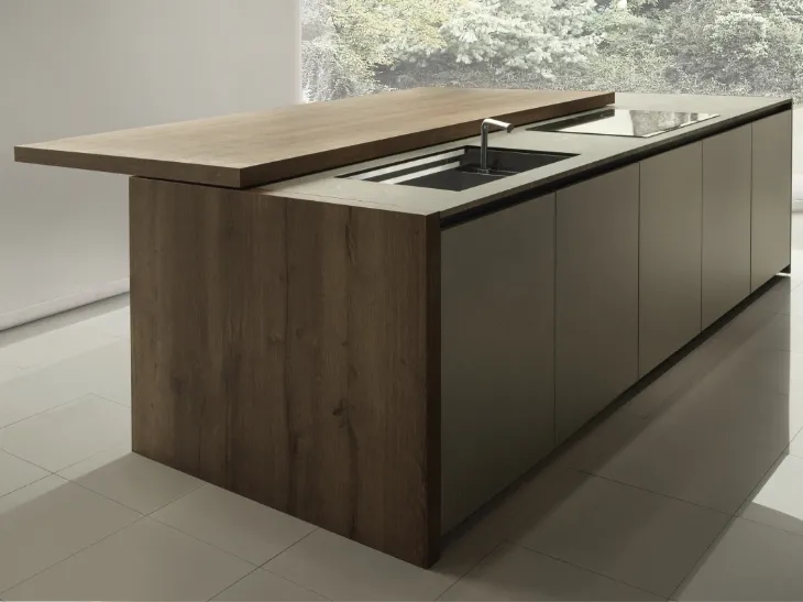 Cucina Design con isola Arka 05 in legno e laccato di Maistri