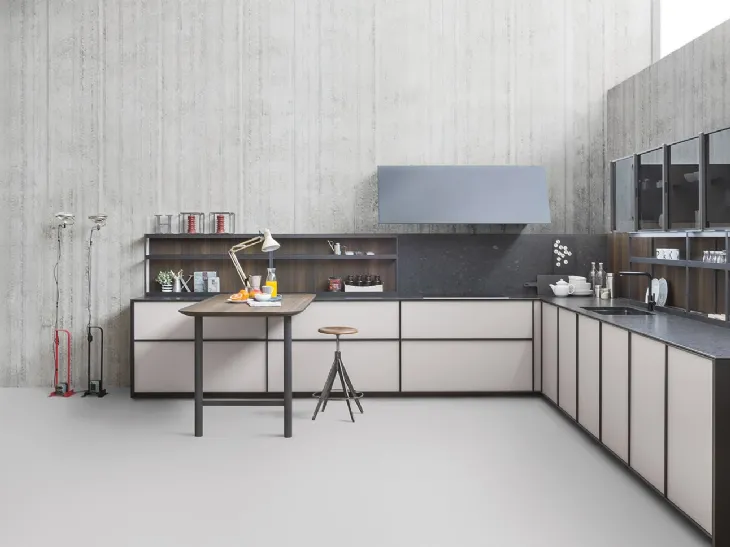 Cucina Design angolare in vetro acidato canapa e top in granito XP 04 di Zampieri Cucine