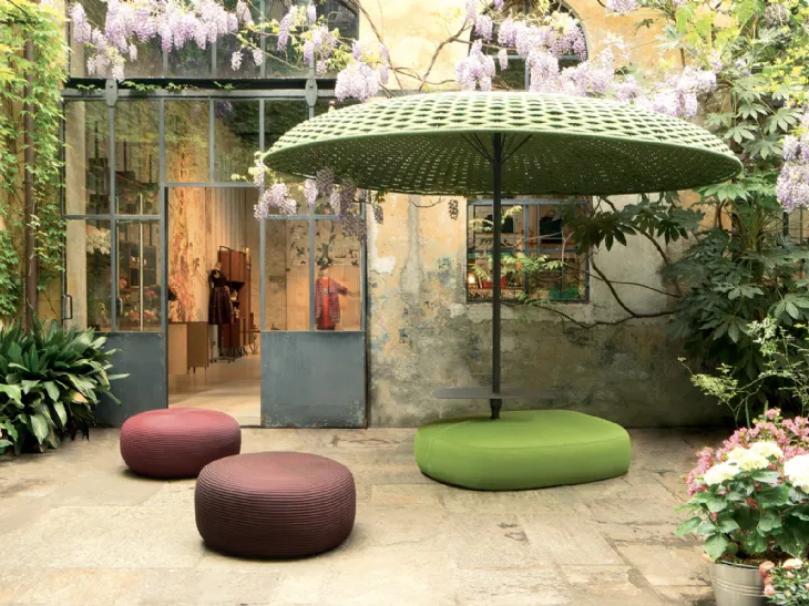 Pouf con ombrellone Clique di Paola Lenti