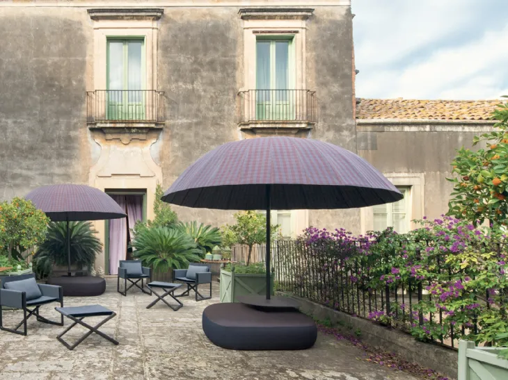 Pouf con ombrellone Clique di Paola Lenti