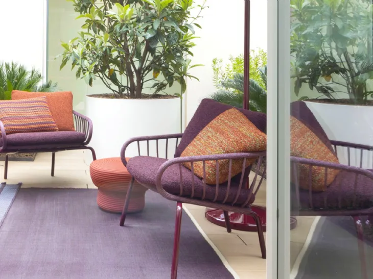 Poltroncina Erica in tessuto e alluminio di Paola Lenti