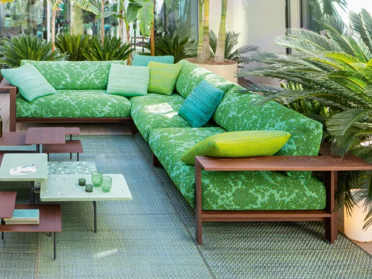 Divano da giardino Frei in frassino e tessuto di Paola Lenti