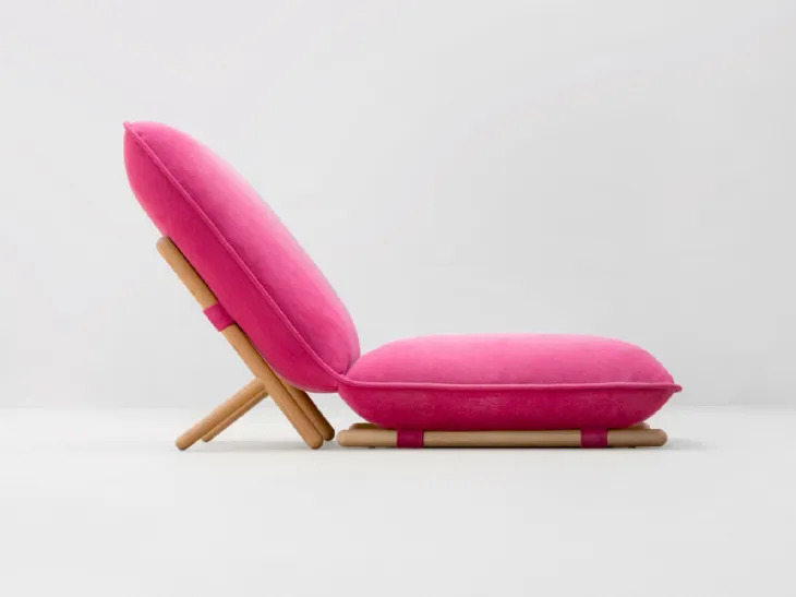 Poltroncina Hiromi in tessuto imbottito con struttura in legno di Paola Lenti