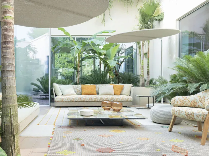 Poltroncina Sabrina in tessuto imbottito e legno di Sassofrasso di Paola Lenti