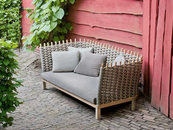 Divano da giardino Wabi in legno e tessuto di Paola Lenti